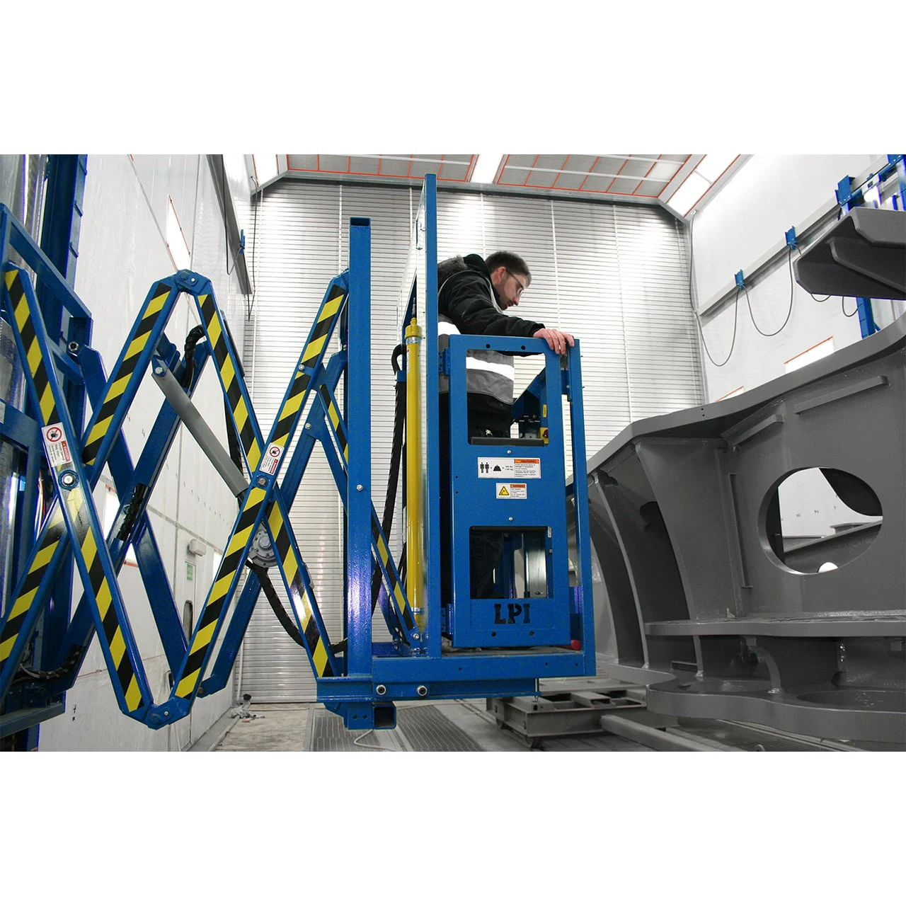 Extended Reach Mast Lift