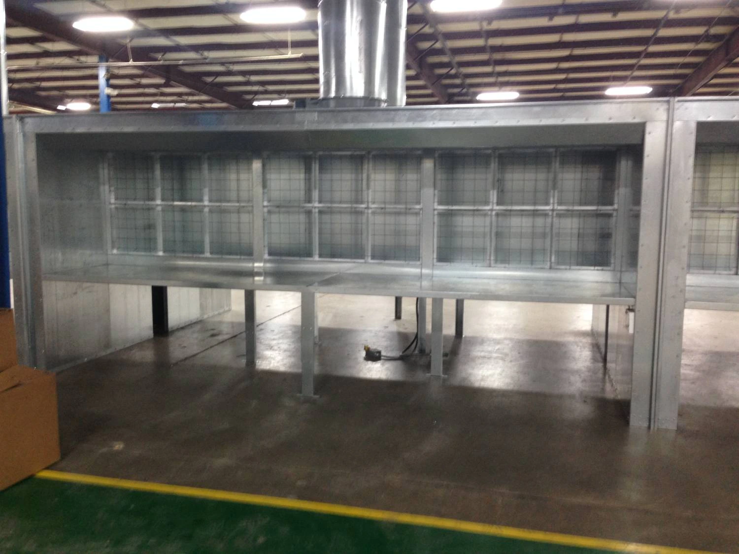 Open front bench booth with rear filter wall